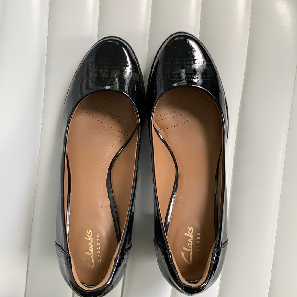Clarks black patent chunky soled pumps